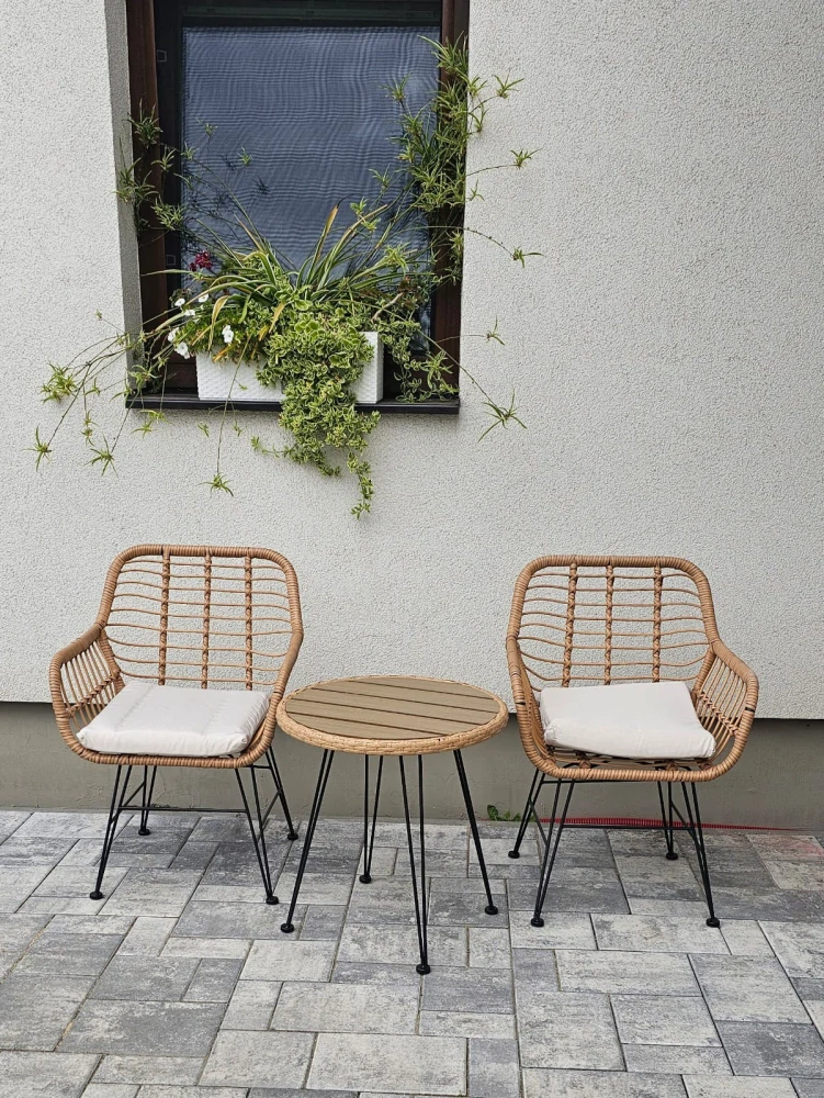 Zahradní set stůl + 2 židle, kov, umělý ratan, látka béžová, deska stolku polywood